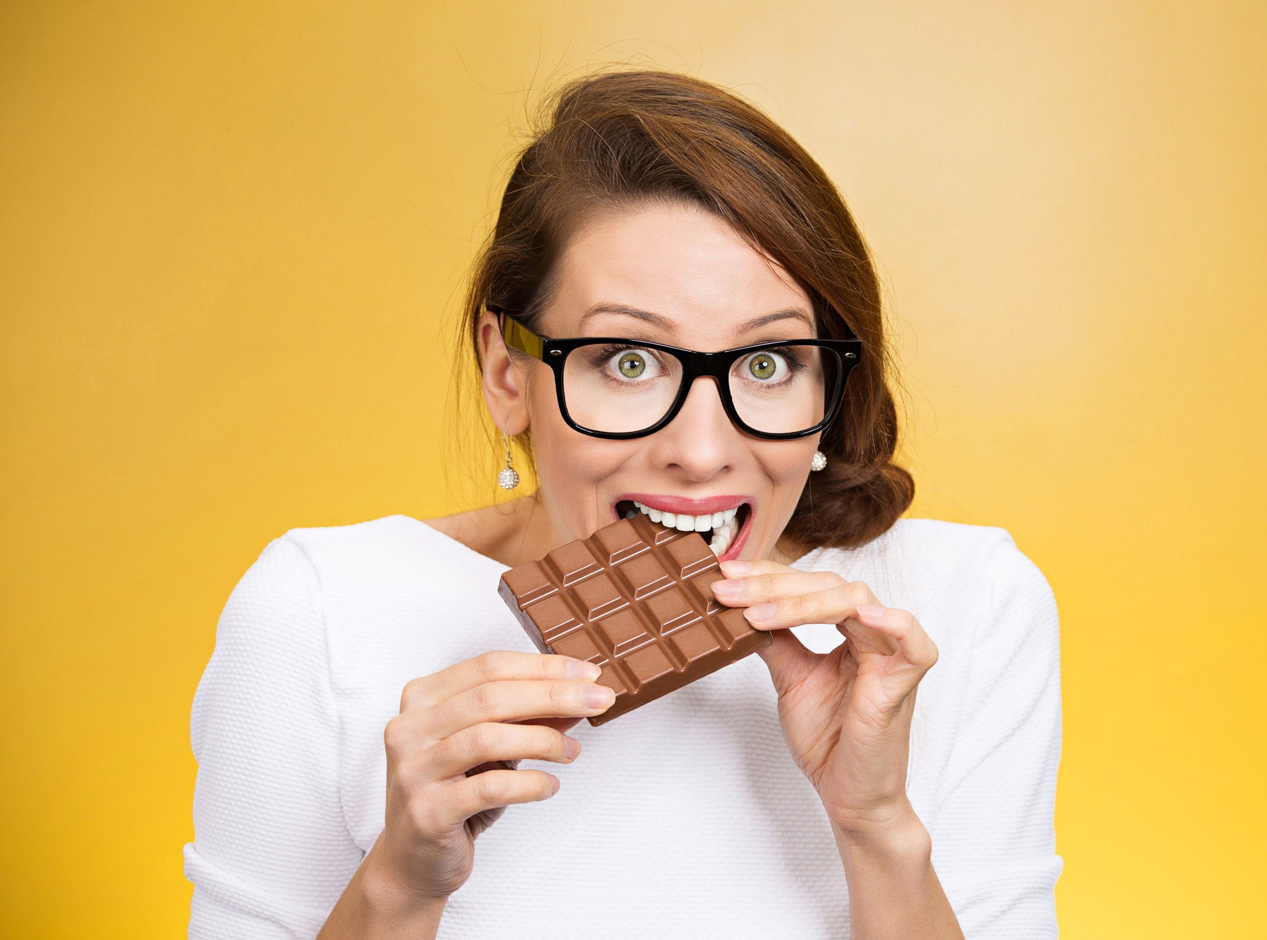 Говорящая шоколада. Человек ест шоколад. Кушать шоколад. Девушка в шоколаде. Женщина ест шоколад.